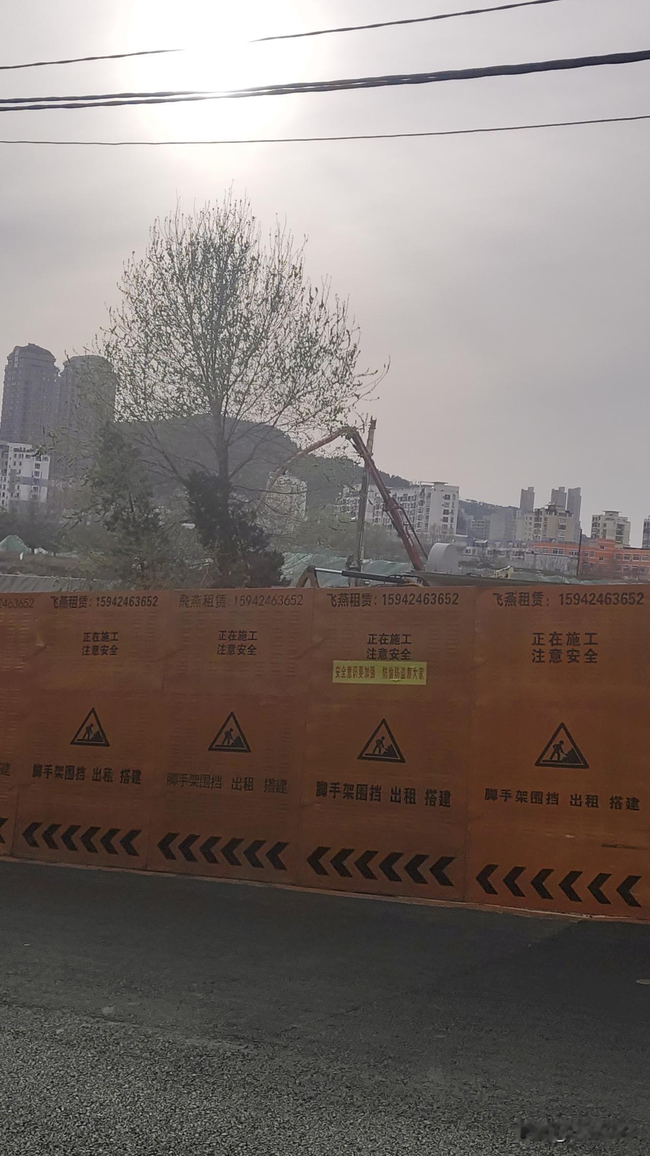 看来大连以前啤酒厂的位置施工很快，都开始见深坑了，各种设备也陆续进场了，工地上一