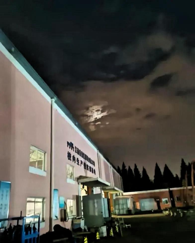 苏州一工厂老板，为了应对高温天气，想出了一个妙招，让工人凌晨5点上班，10点半下