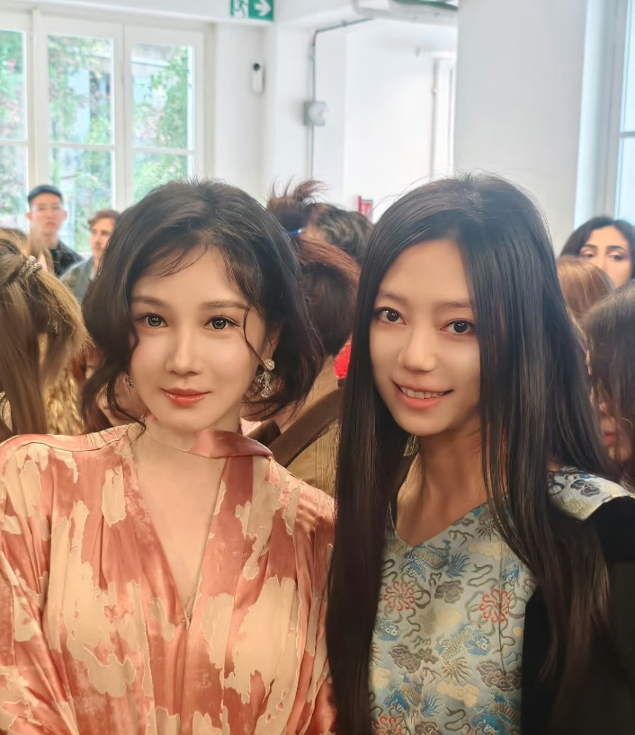 网友曝出陈小纭米兰时装周的现场照，陈小纭的脸已经僵硬得厉害，甚至快认不出了，与以