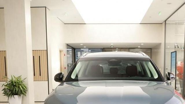 豪华SUV“没辙了”!降到18.88万,2.0T爆261马力,就是卖不动