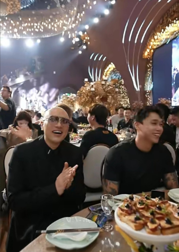 刘二狗在T佑婚礼调侃到，买树上的翡翠找四川可乐，买玛卡的找方丈！