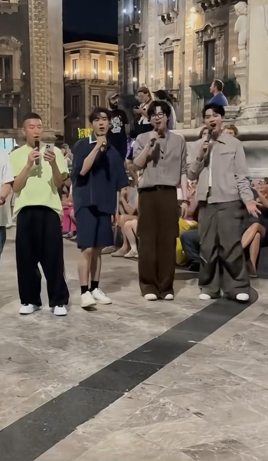 刘宇宁身边是龚俊，唱歌都没跑调真不容易啊……在录制刘宇宁地球超新鲜官宣时，