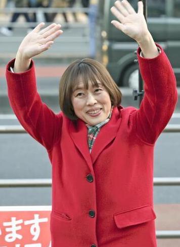 2月3日，日本读卖新闻说：“在众议院选举中，有一位身穿红衣的‘孤勇者’，她每天到