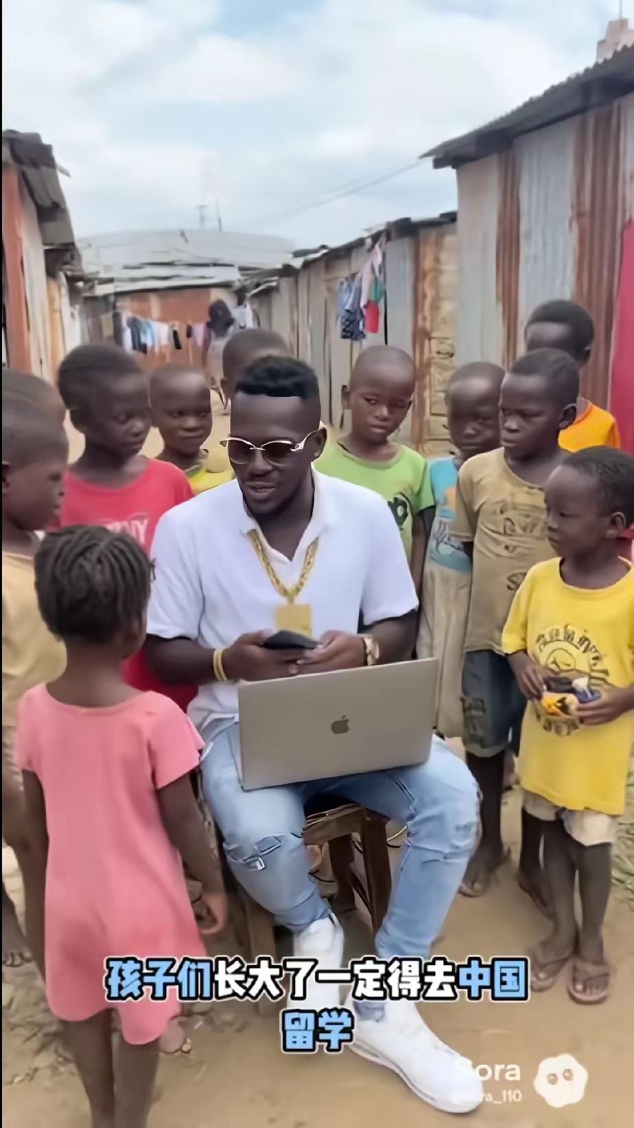 刚刷到环卫工人一月800块的工资，接下来就刷到了，这个非洲黑人回家，衣锦还乡，教