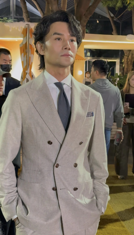 最近是金城武发型觉醒了吗？前两天看到陈晓是同款发型，今天又刷到王凯。实话实