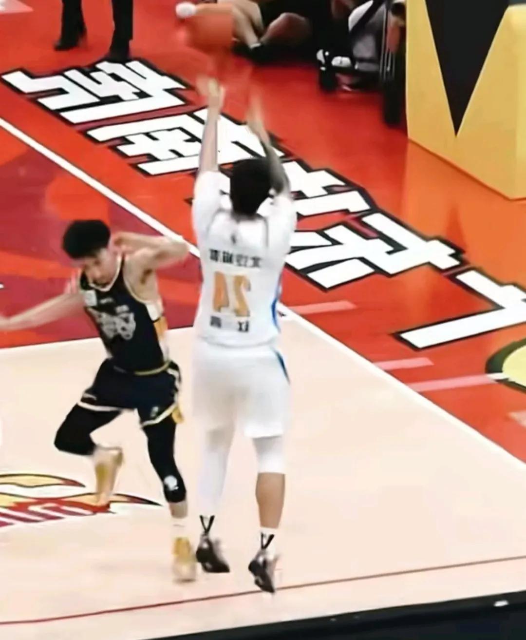 回想以前的“广东三少”，“情义无价三兄弟”。赵睿投三分，徐杰过来防，刻意的收脚