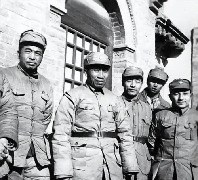 1965年，彭德怀一边抽烟，一边固执地对毛泽东说道：“我还是回乡当我的农民好，你那个官我干不了！”毛