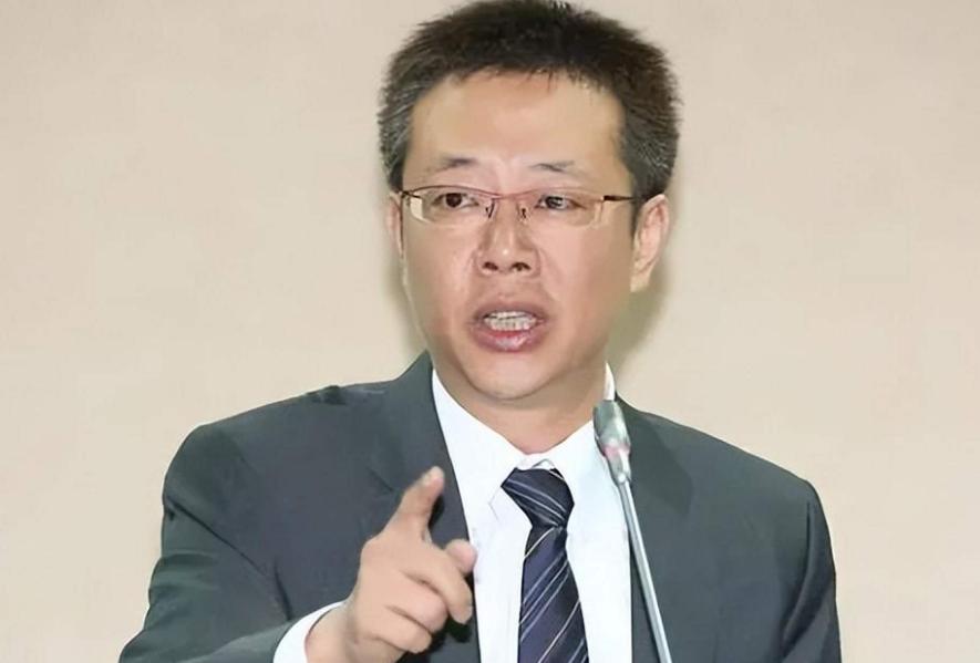 民进党立委邱志伟都把狠话撂出来了，说“等洪秀柱回来就抓”，结果再看国民党那帮头头