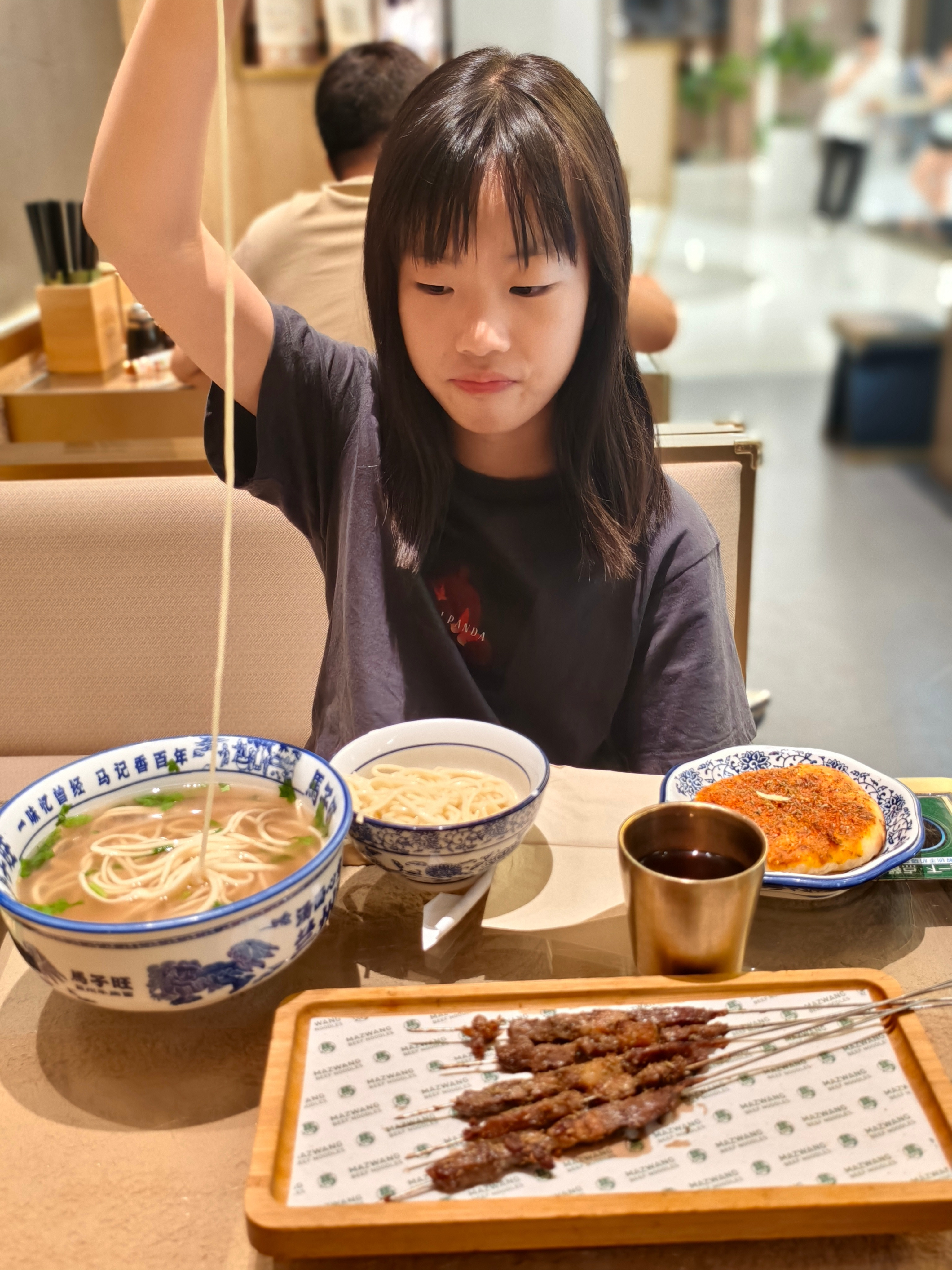 今天晚上我女儿要吃拉面，清真的不能外带食物，我老婆不吃拉面买了炸鸡腿，但是不能带