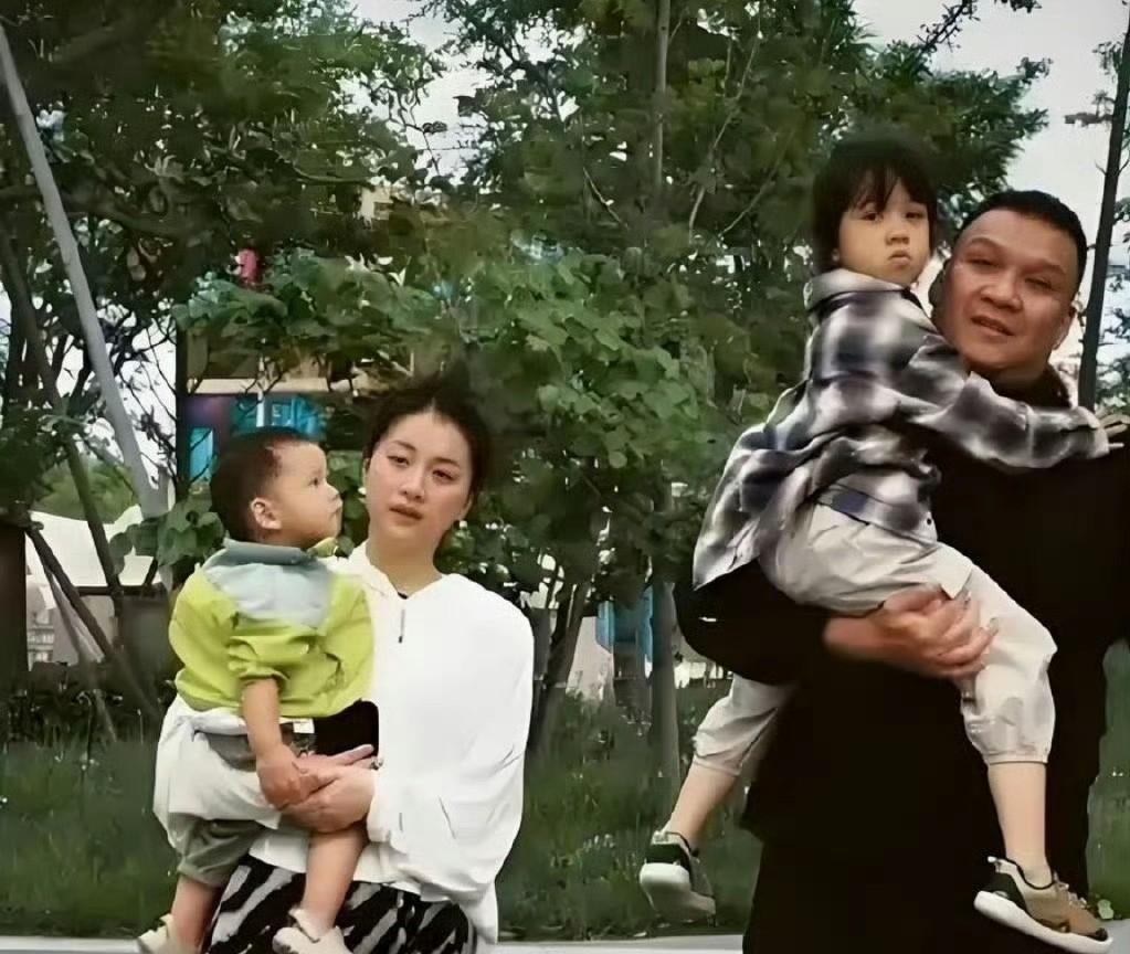 李嘉格这次真的是丢脸丢到家了，她老公车澈直接在街头拥抱乃万，还给乃万捏肩膀，捏她