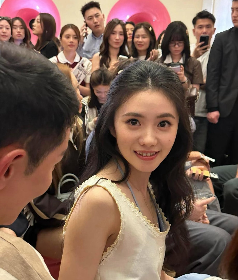 内娱反向修图第一人非刘浩存莫属！MiuMiu上海展生图爆上热搜，她的眼睛居然比官