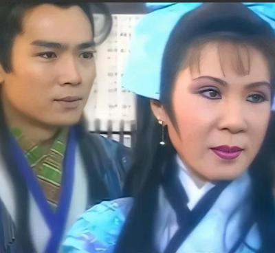 1998年，焦恩俊怕赔偿1000万的违约金，只好硬着头皮跟看似60岁的西门大妈，