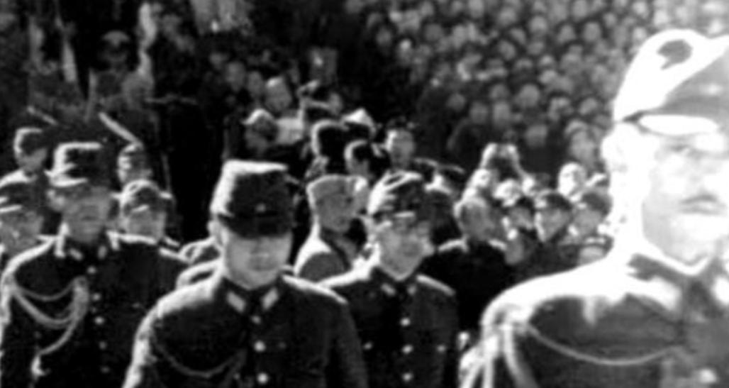 1937年，一位日本军官在大连“庆祝攻占南京胜利”，正当他伸直脖子弯腰90度鞠躬