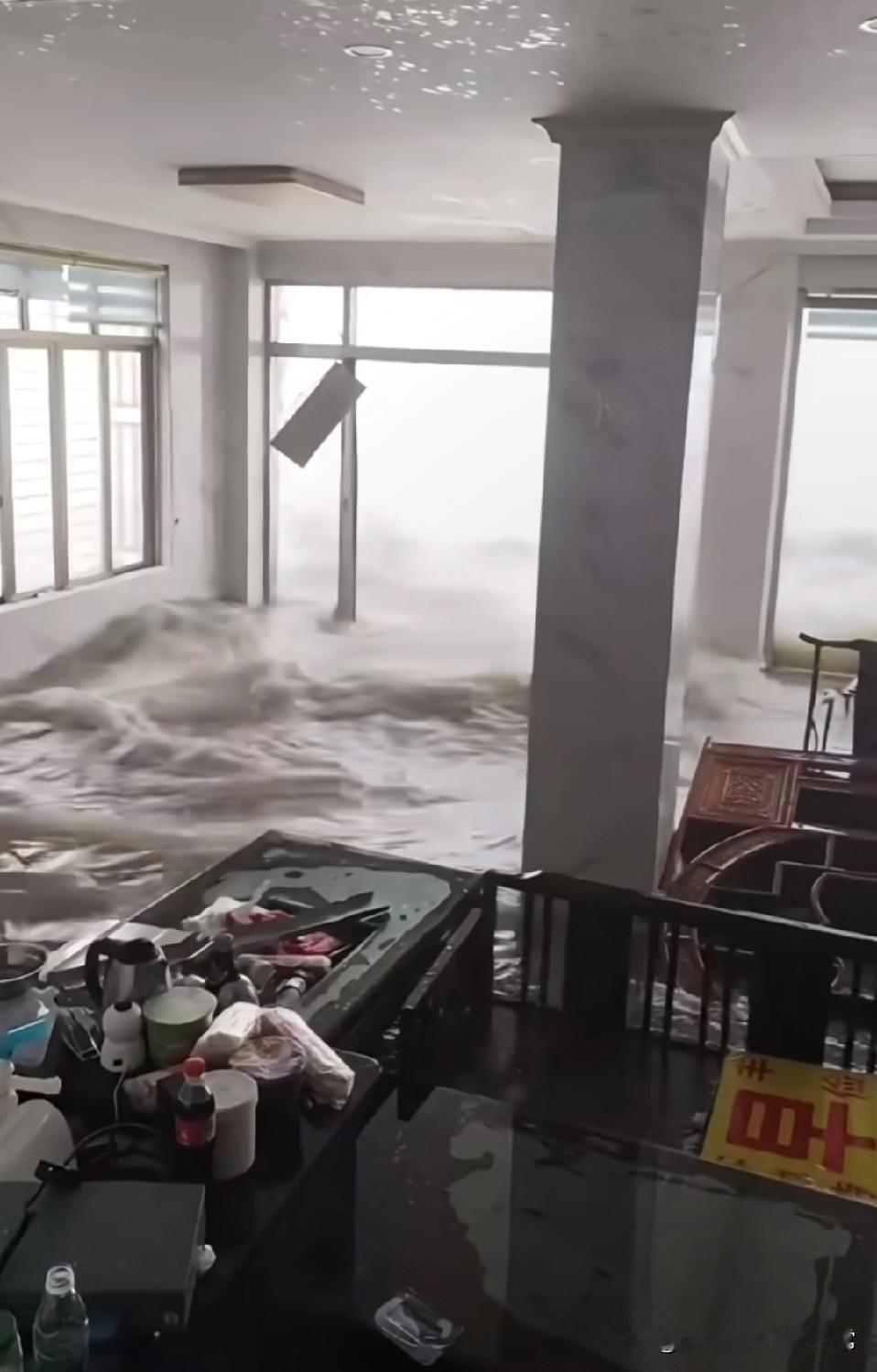 千万海景房被“麦德姆”台风撕碎！花大价钱抢的海景房，在“麦德姆”台风面前脆