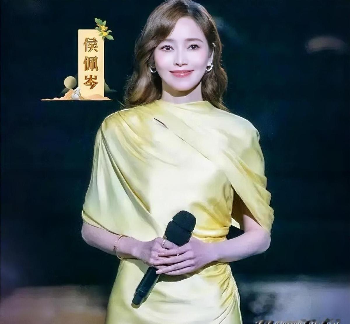 侯佩岑一开口，全网都安静了。央视中秋晚会，她没喊口号，没搞特效，就一句“月在故