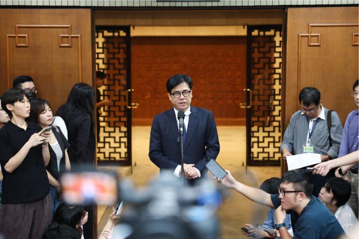 蒋万安爆政院食安会议火药味！陈其迈怒问「20％谁定的？」现场无人敢回答梅花新