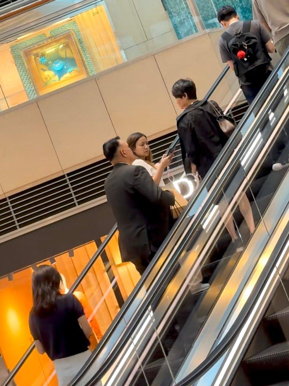 赌王四姨太梁安琪在香港置地广场被网友偶遇。她对儿媳奚梦瑶宠爱有加，常送游船、珠宝