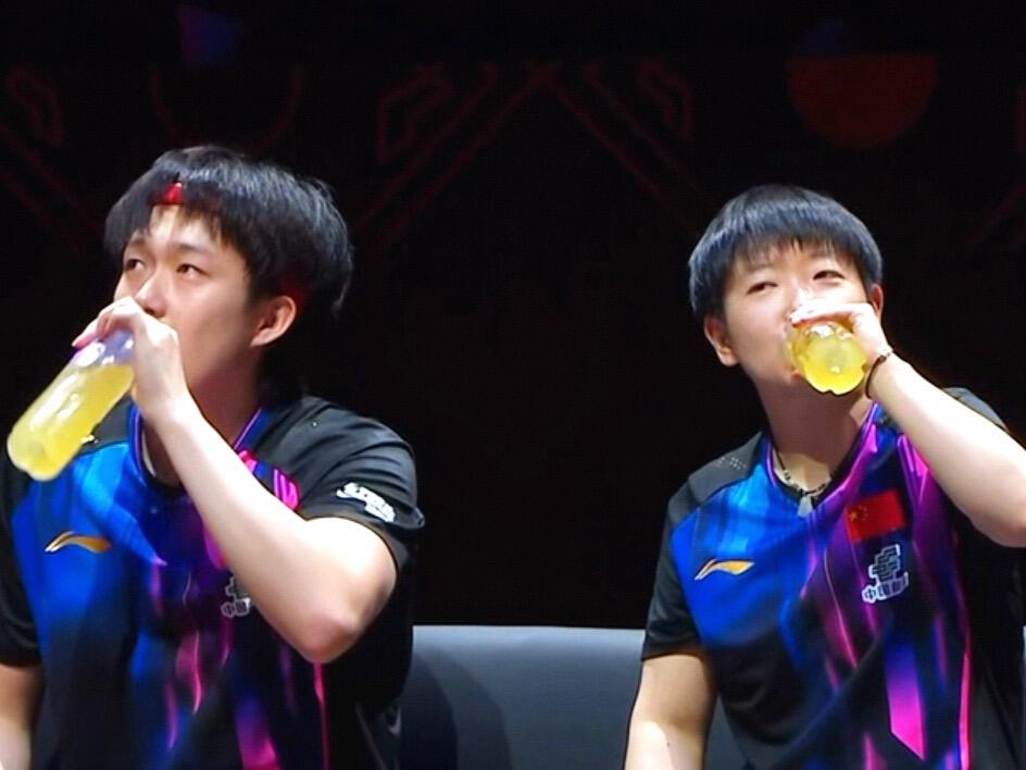 两小只一起喝饮料，快乐的样子，两个人打的很舒服，比赛一点不焦急！这俩很开心，都