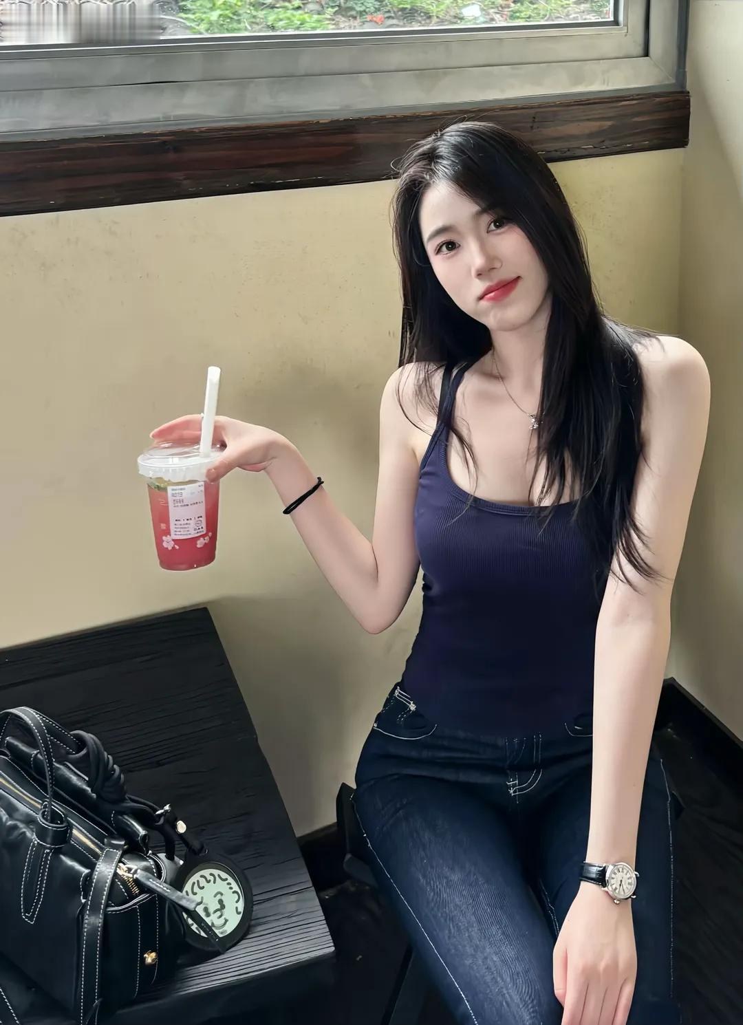 午后的阳光透过窗棂，落在肩头。一杯冰饮，一段静谧时光，心事随气泡轻轻升腾。黑色吊
