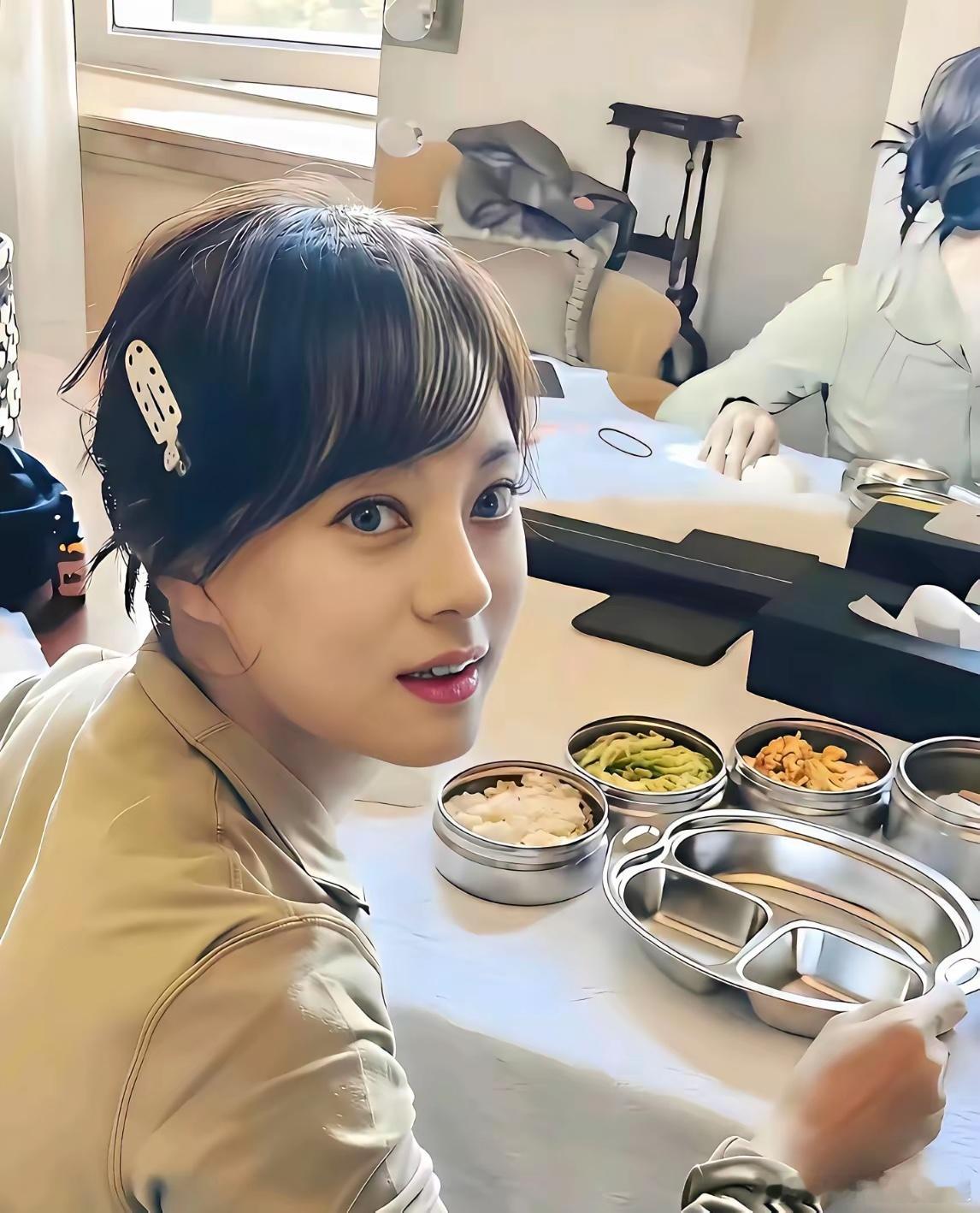 邓超真是有福气，娶了个如此漂亮的妻子。有一次接受采访，孙俪说邓超在家里地位向来很