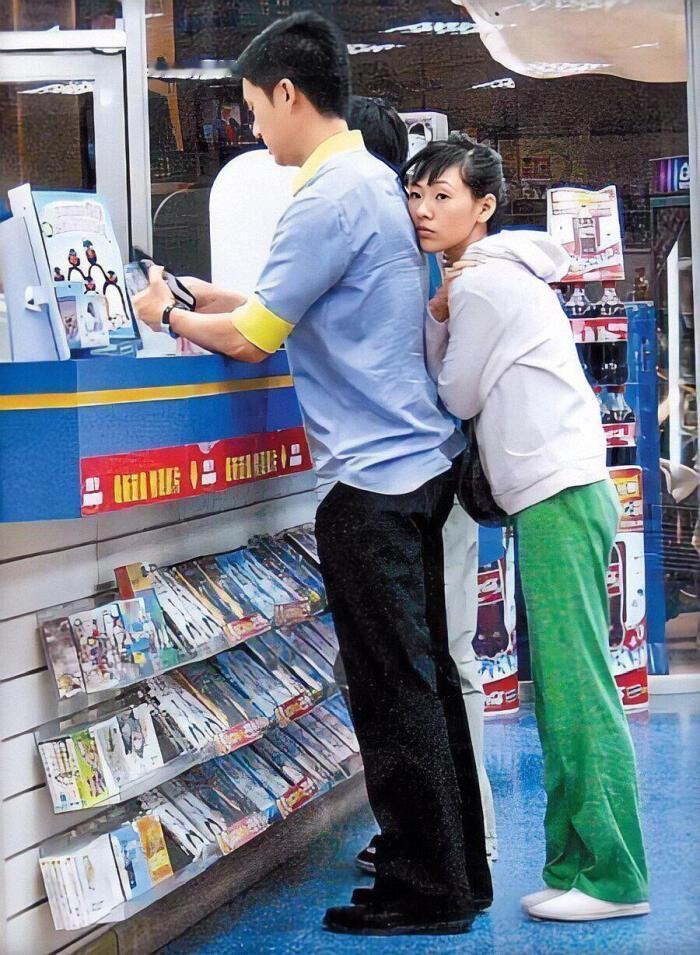 早年，小S与老公许雅钧逛街时的画面，她就这样依靠在老公的背上发呆的样子。找一
