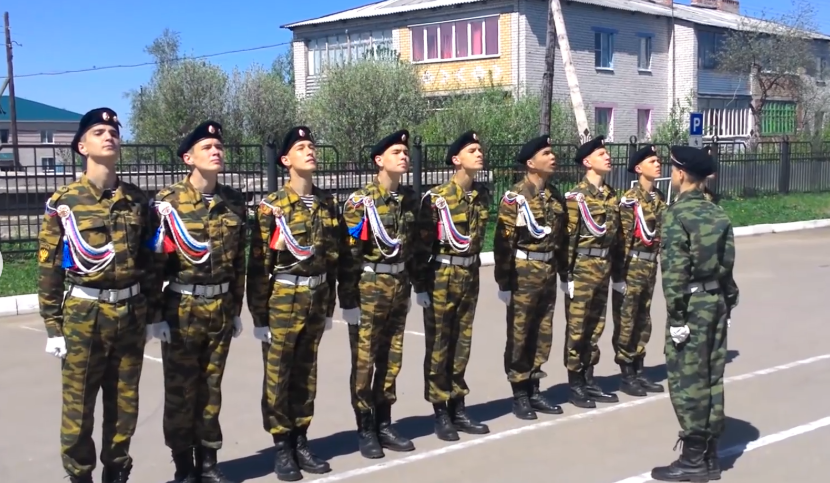 经常有人给美国洗地，说正步踢那么整齐有什么用，可以帮你打胜仗吗？你还别说，这就是
