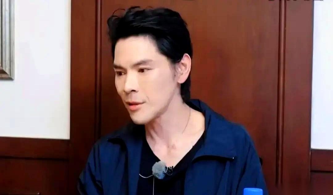 练武的人一身腹肌看着结实，可向佐自己透露，医生曾说他的肾像七十多岁的人。根据2