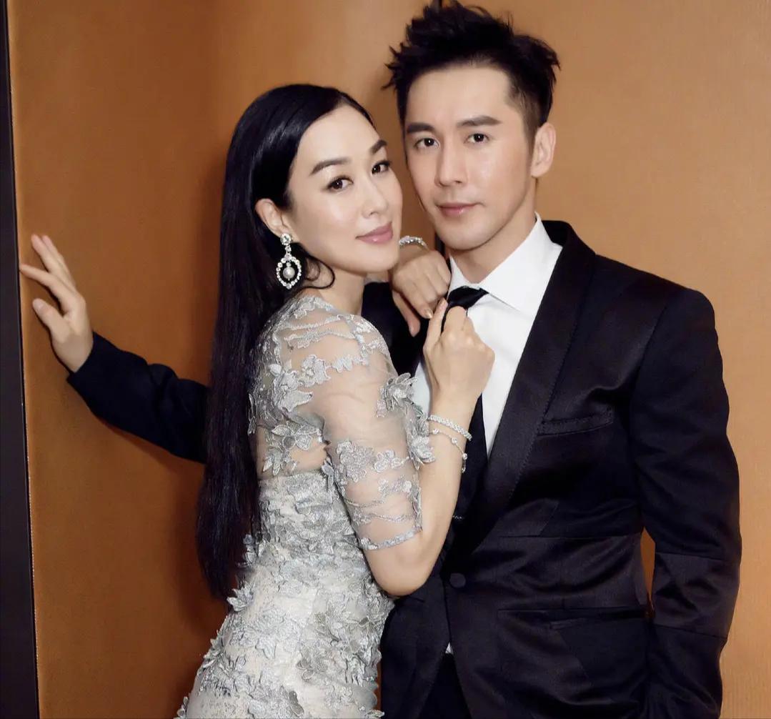 主持人问张伦硕：“你最受不了钟丽缇的是什么？”张伦硕气呼呼地说：“她花钱太厉害了