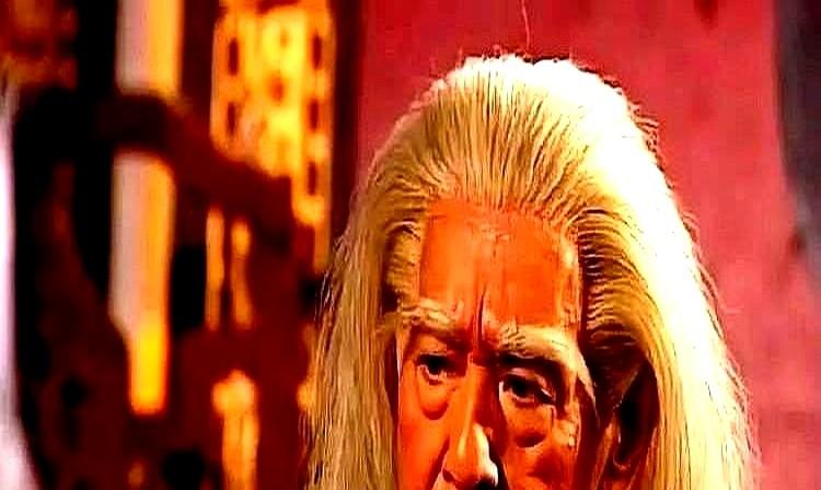 眼看他楼塌了，神龙教主洪安通被自己人围攻，死在了神龙岛上。他一手创建的“仙福