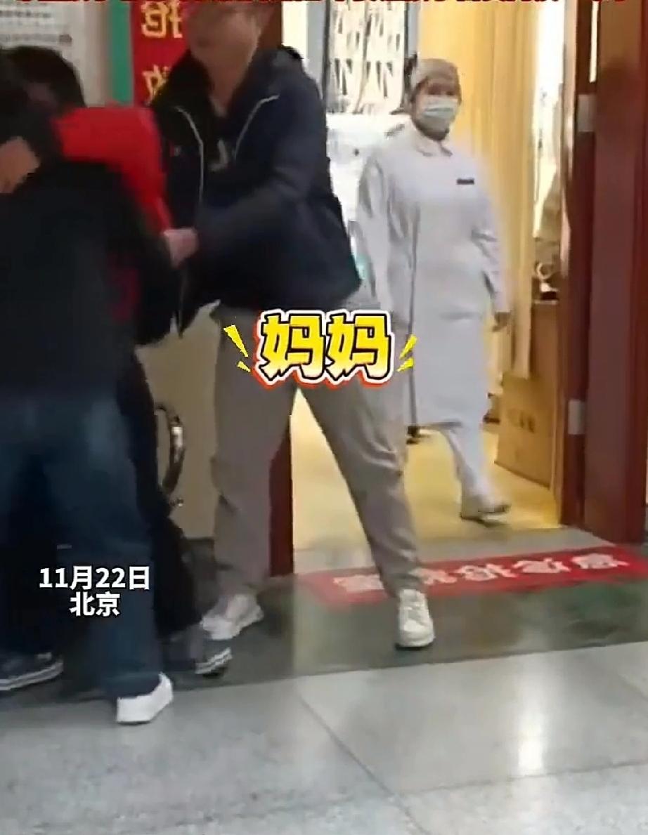 11月22日，北京。爸爸辅导孩子作业，被气到心脏病发作，送到医院抢救。孩子很自责