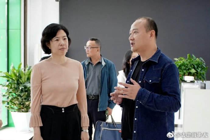 【夫妻一方出轨，向过错方要钱算敲诈吗？】湖南永州商务局原局长出轨事件引发热议，不少网友讨论：手握出轨