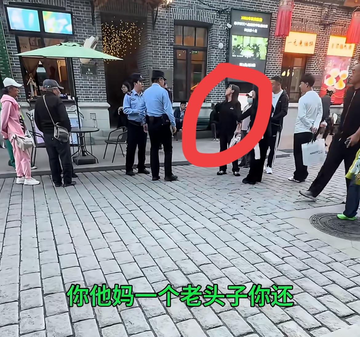 哈尔滨巴洛克大街，这名小仙女乱丢垃圾，当着帽子叔叔的面辱骂环卫工人，可帽子叔叔也