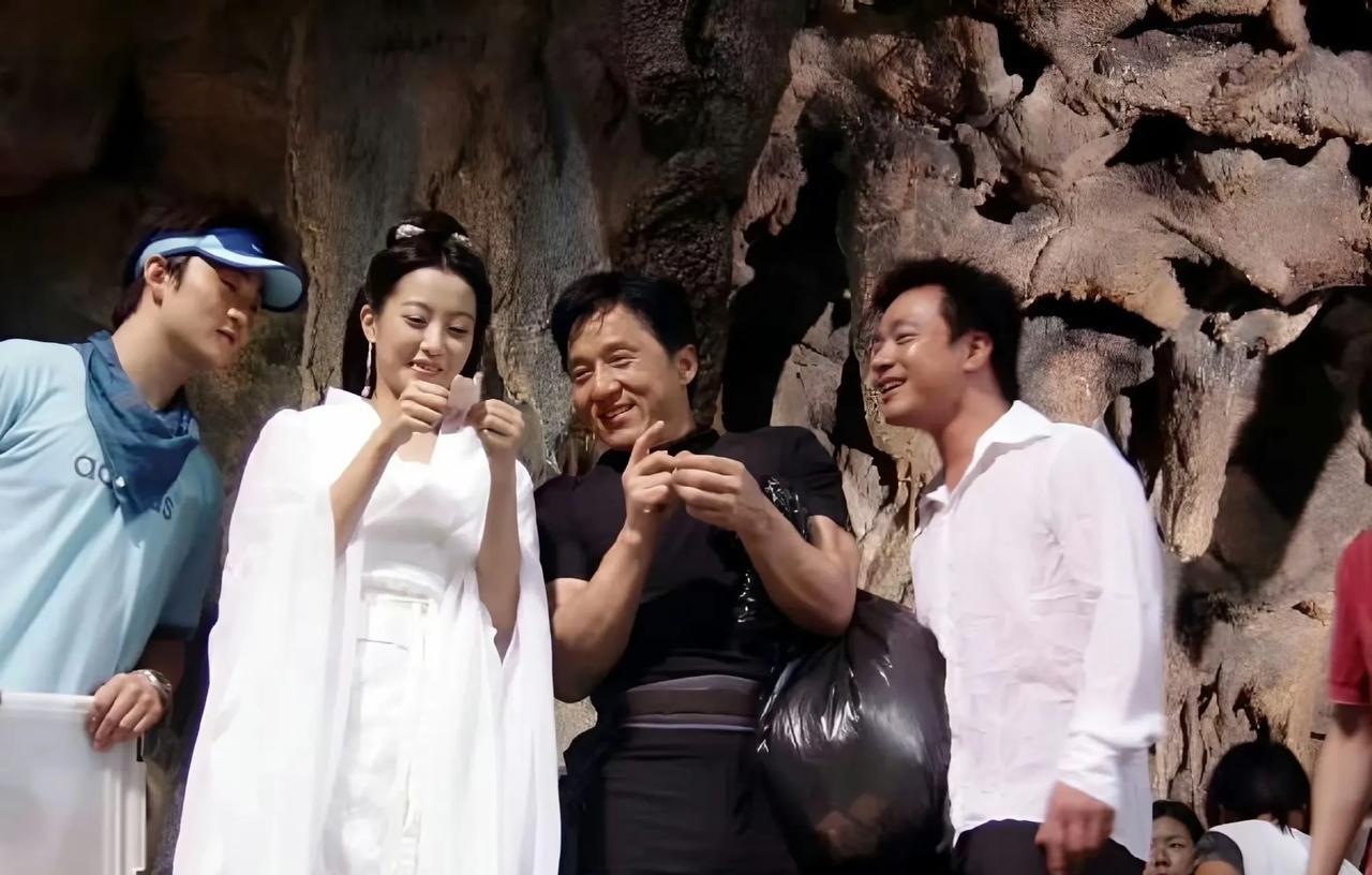 现在回看20年前拍神话的时候，成龙大哥还挺年轻的。感觉他红了好久，一直不是年轻