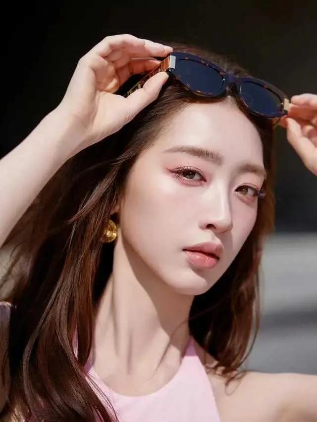 被邓恩熙惊艳到，明艳色系在她身上美得恰到好处！