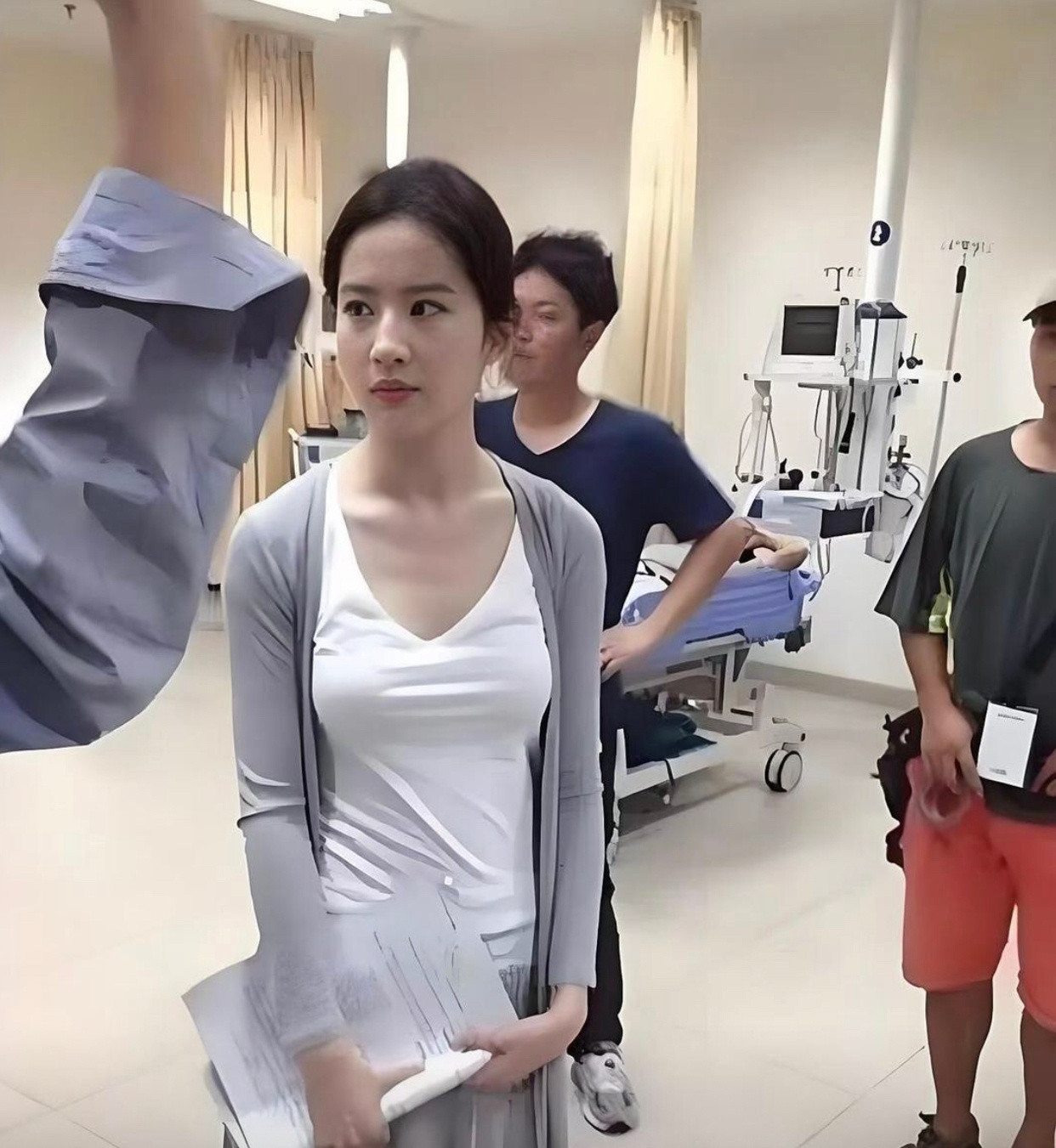 刘亦菲卸了妆后的纯素颜生图，感觉好漂亮啊。