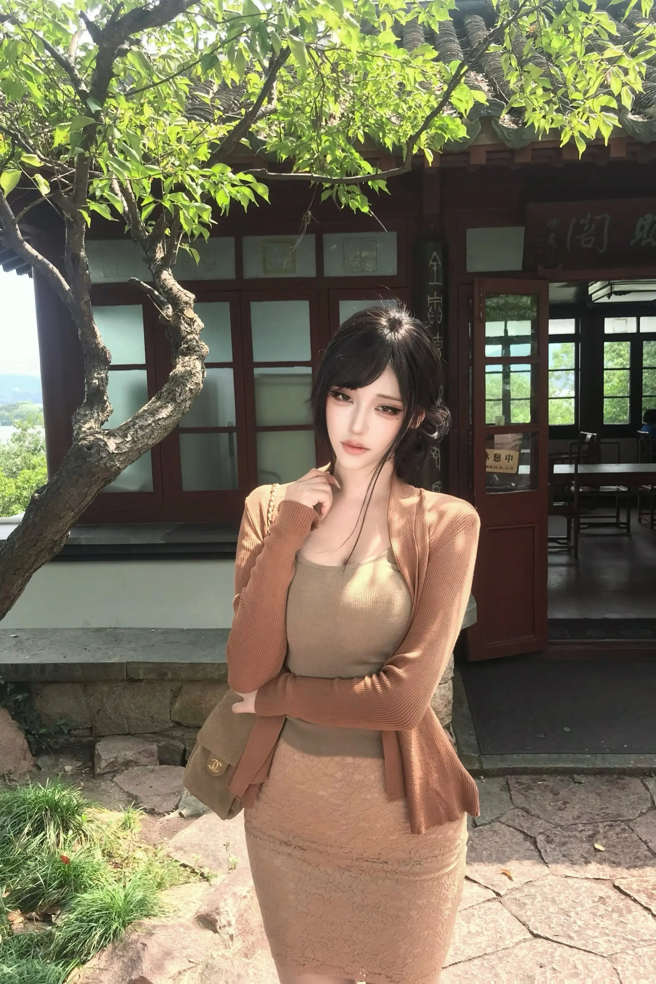 称不上大方或性格张扬