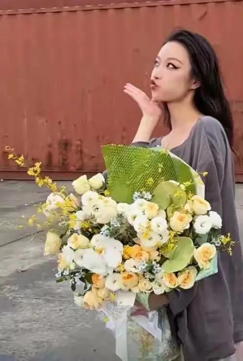 有人说她“恋爱脑”一手好牌打得稀烂？倪妮37岁生日视频一出，全网都闭嘴！她灰