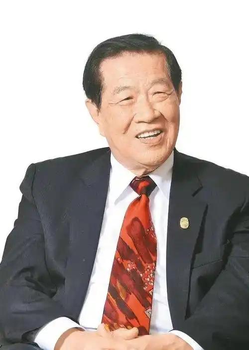 不是明星，不是网红，李昌钰却成为全民敬仰的偶像，更跨越年龄和行业，只因为，他