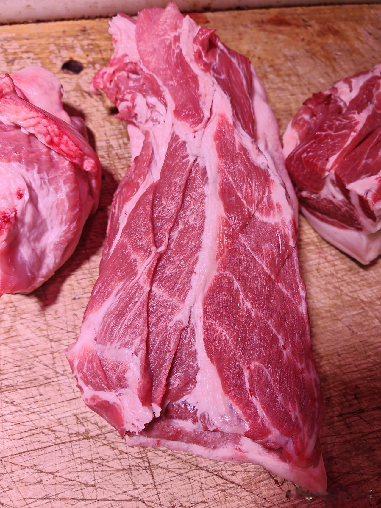 今早去了众彩肉禽批发市场，白条猪肉批发价仅六块出头一斤，前腿肉不到六块就能拿下，