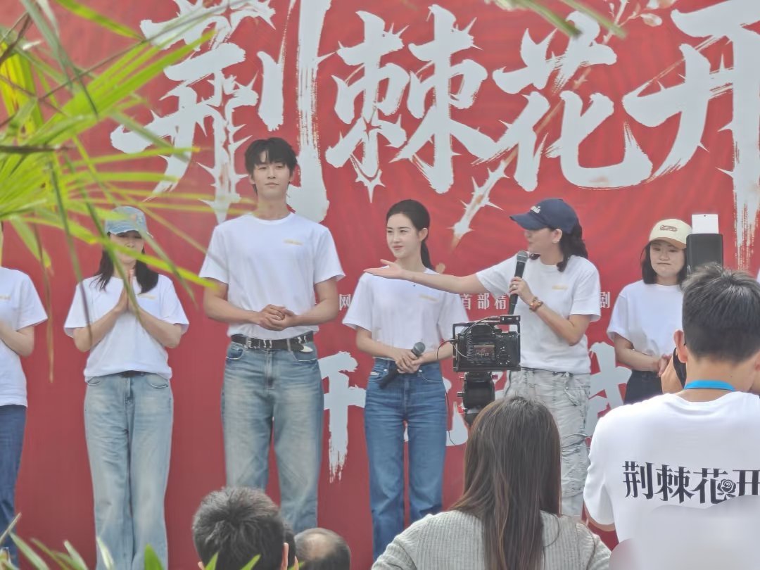 郭宇欣新剧开机郭宇欣新剧《荆棘花开》开机，据说这次还是大女主！期待期待！[送花花