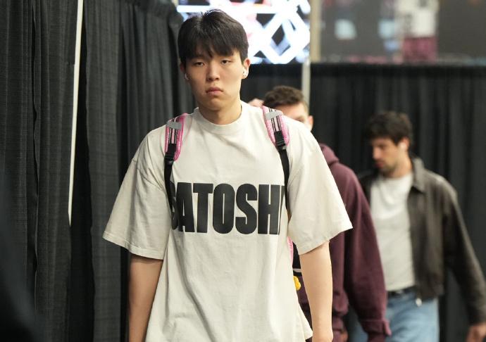 杨瀚森的季后赛首秀：52秒！最后垃圾时间，杨瀚森和另外三个没上场的队友被换上