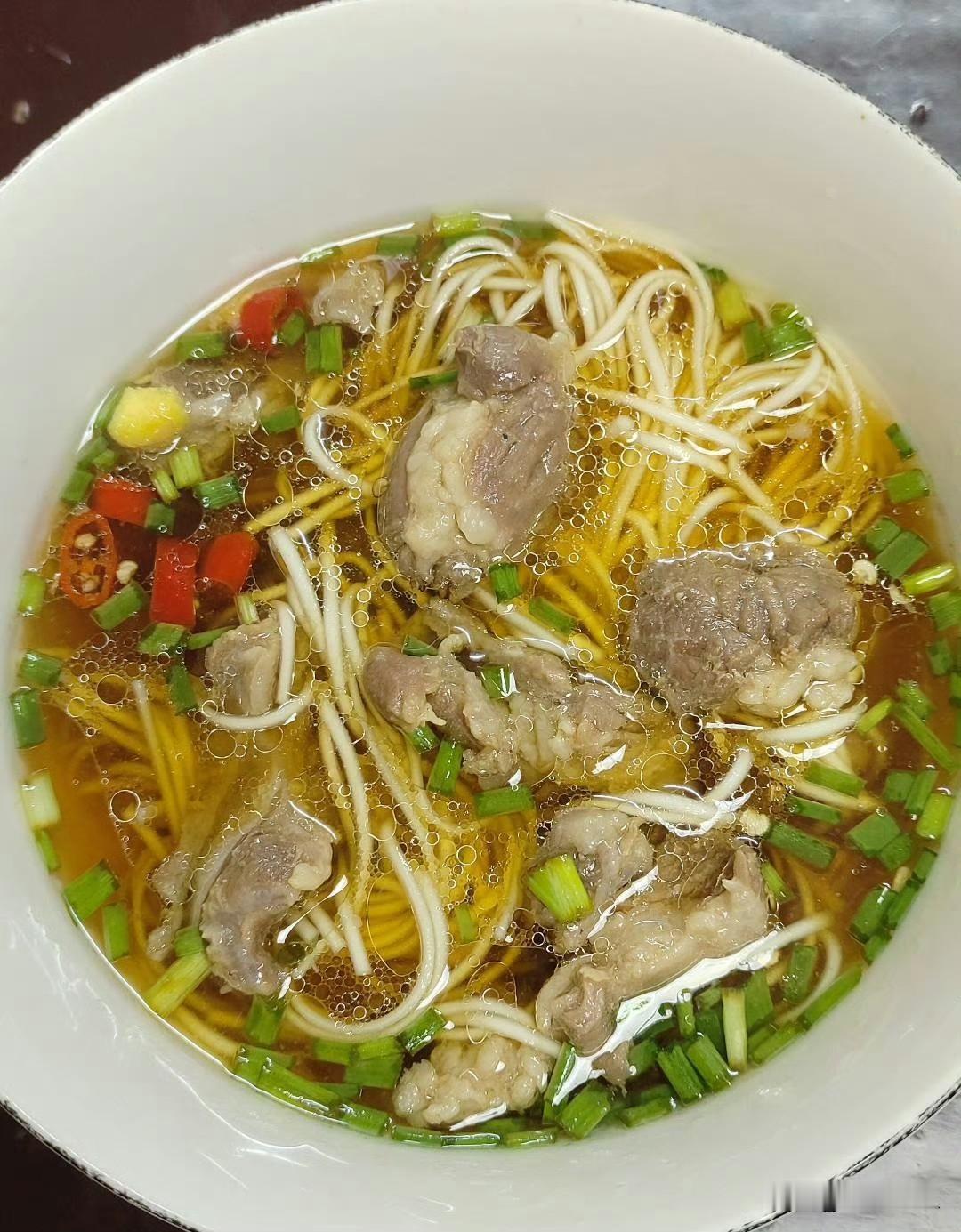 ​​​早餐开始了，到集镇上来碗面，友友们看看面里配啥菜？