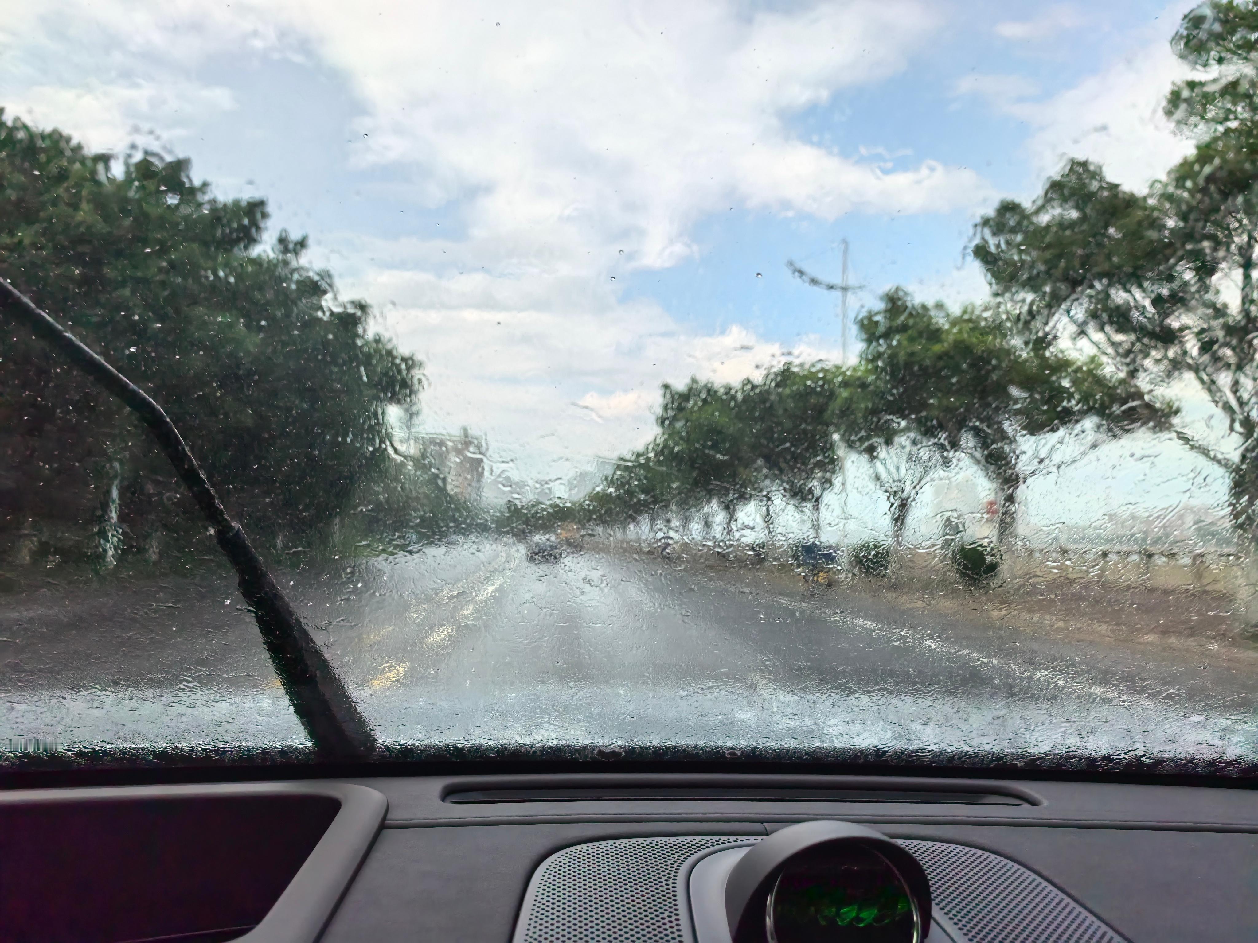 刚洗完车出来，就给我下雨了。[笑着哭]​​​