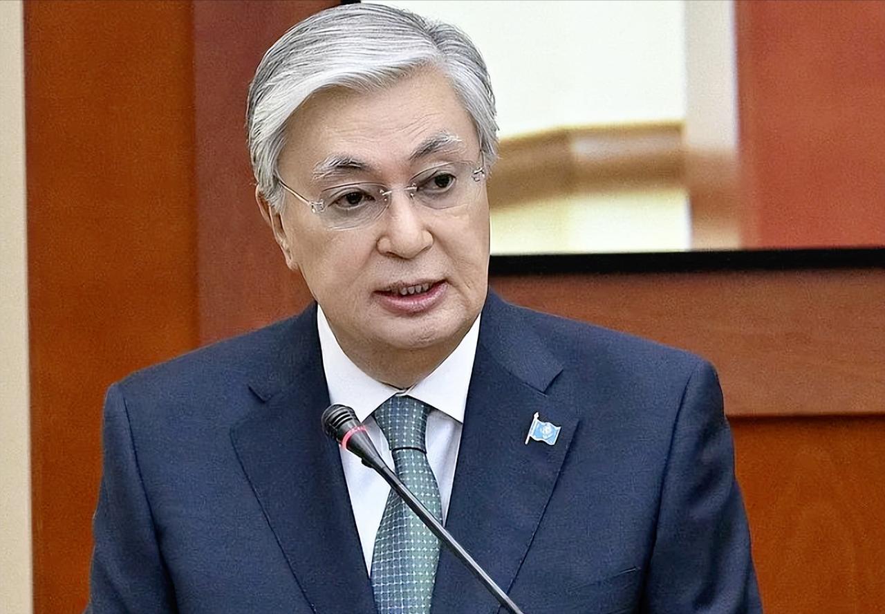 最近日本政坛因为“拥核”的事吵翻了天，结果哈萨克斯坦总统托卡耶夫这时候访日，一句