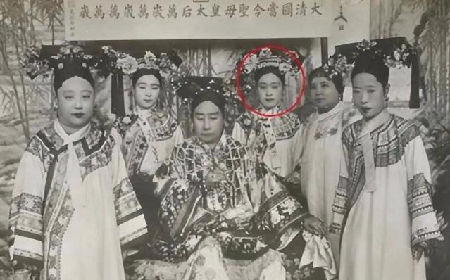 1913年，37岁的大内总管小德张对曾经的主子五格格说：“大清已灭，你嫁给我吧，