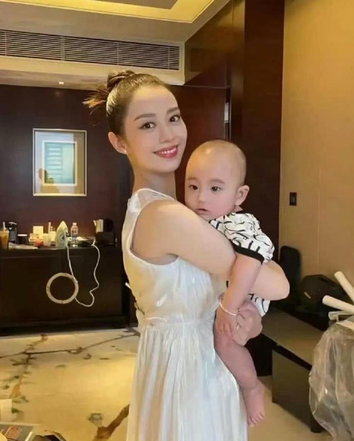 朗朗和吉娜的儿子太会遗传了，完全继承妈妈的混血基因，大眼睛高鼻梁，不知道长大后要