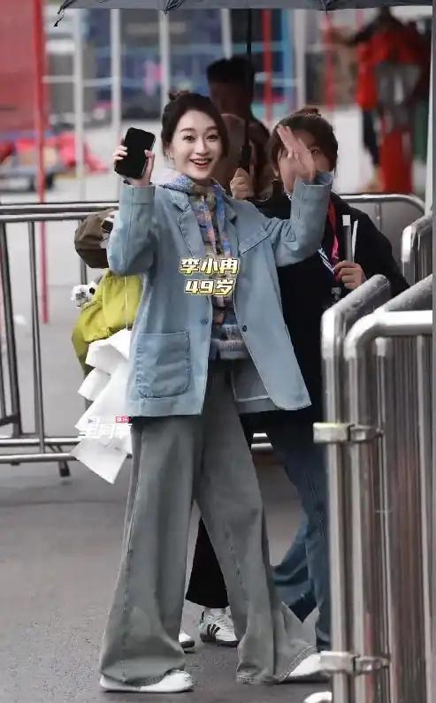 李小冉虽然已经49岁了，她的身材依然保持得那么苗条，根本看不出多余的赘肉。她的