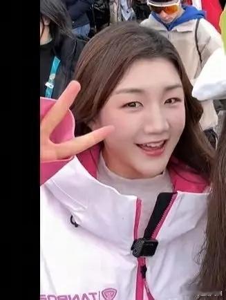 陈梦去看谷爱凌决赛了梦幻联动！乒乓球奥运冠军陈梦现身米兰冬奥赛场，现场为谷爱凌加