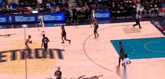 以后别再跟我提什么三步上篮了。文班亚马这球，我来回看了不下五遍，人都看傻了。