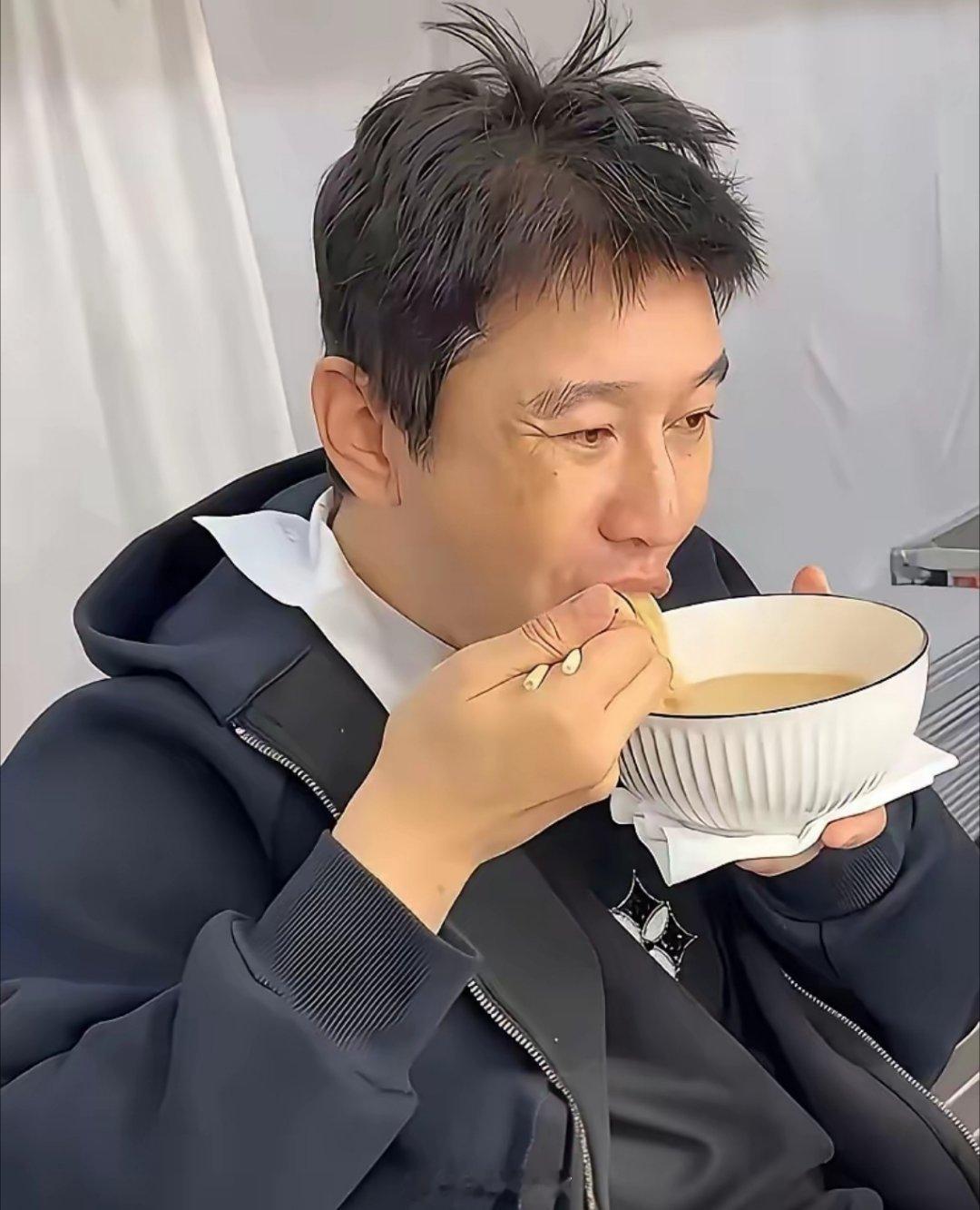 黄晓明这么大牌的明星，居然也吃廉价泡面的吗？看来他也融入普通人生活了。